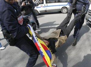Arrestation manifestant Pro-Tibet