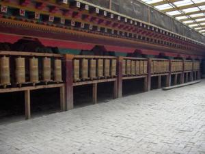 2004-YUNNAN-Lhamasserie-Rouleaux_a_prieres.jpg