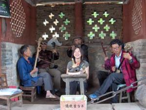 2004-YUNNAN-Li_Wei_joue_de_la_musique_2.jpg