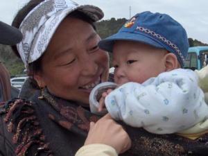 2004-YUNNAN-Mere_avec_enfant.jpg