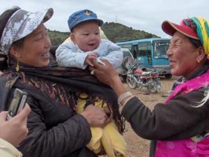 2004-YUNNAN-Mere_avec_enfant_2.jpg