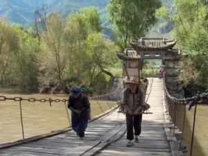 2004-YUNNAN-Pont_en_bois_3.jpg