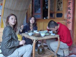 2004-YUNNAN-Vieille_Ville-Liwei_a_table.jpg