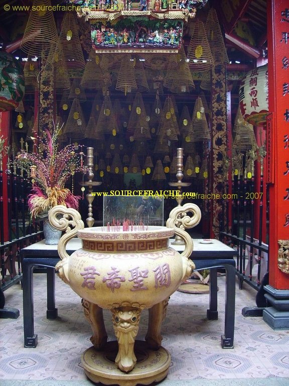 CAN_THO-Pagode_Chinoise-Encens_3.JPG