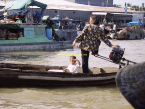 Can_Tho-Marche_flottant-Cliente_et_enfant.JPG