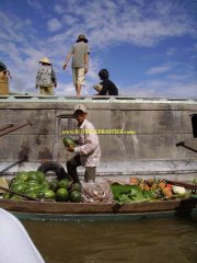 Can_Tho-Marche_flottant-Dechargement.JPG