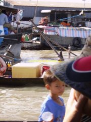 Can_Tho-Marche_flottant-Enfant_pensif.JPG