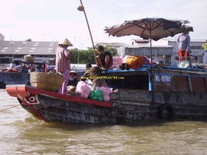 Can_Tho-Marche_flottant-Vendeur_2.JPG