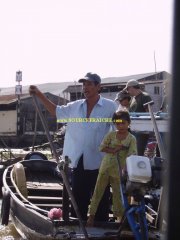 Can_Tho-Marche_flottant-Vendeur_et_sa_fille_2.JPG