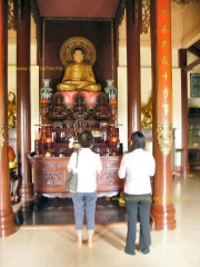 CHAU_DOC-Pagode_Chinoise-Prieres.JPG