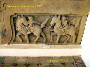 Danang-Musee_Champa-Bas-relief_Chevaux.JPG