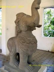 Danang-Musee_Champa-Elephant_devant.JPG