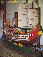 Hoi_An-Temple_Quan_Cong-Bateau.JPG