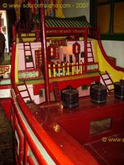Hoi_An-Temple_Quan_Cong-Bateau_Detail.JPG