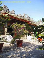 Hoi_An-Temple_Quan_Cong-Cour.JPG