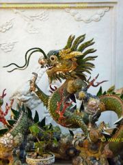 Hoi_An-Temple_Quan_Cong-Dragon.JPG