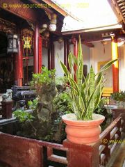 Hoi_An-Temple_Quan_Cong-Patio.JPG