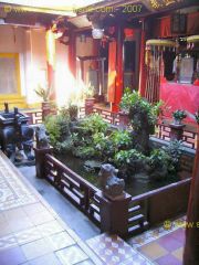 Hoi_An-Temple_Quan_Cong-Patio_3.JPG