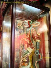 Hoi_An-Temple_Quan_Cong-Statue.JPG