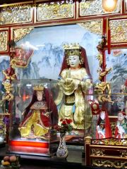 Hoi_An-Temple_Quan_Cong-Statues.JPG