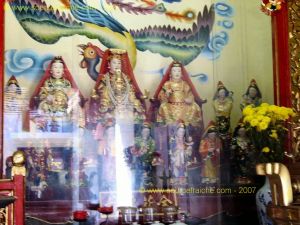 Hoi_An-Temple_Quan_Cong-Statues_Femmes.JPG