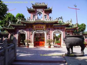 Hoi_An-Temple_Quong-2eme_Portique.JPG