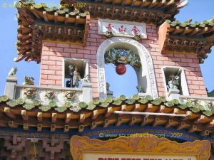 Hoi_An-Temple_Quong-2eme_Portique_Detail.JPG