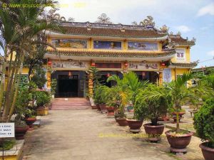 Hoi_An-Temple_Quong-Cour.JPG