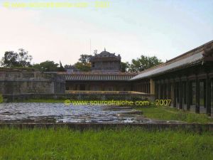 Citadelle_Hue-Palais_Thai_Hoa-Bassin.JPG