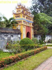 Citadelle_Hue-Palais_Thai_Hoa-Porte_2.JPG