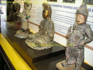 Citadelle_Hue-Palais_Thai_Hoa-Statues.JPG