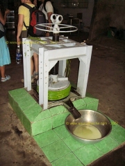 BEN_TRE-Bonbons_Coco-Extraction_Lait.JPG