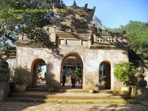 Montagnes_de_Marbre-Entree_Temple.JPG