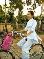 Montagnes_de_Marbre-Jeune_fille_a_velo.JPG
