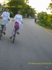 Montagnes_de_Marbre-Jeunes_filles_a_velo.JPG