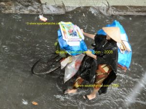 SAIGON - Bain de pieds.JPG