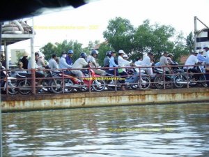 MEKONG-Ferry.JPG